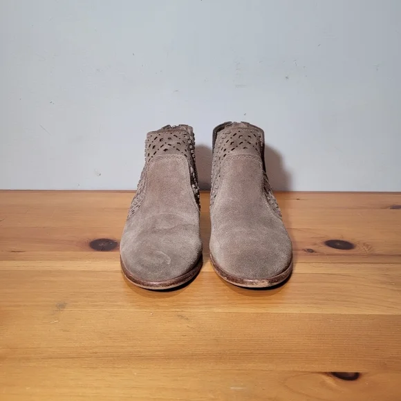 Vince Camuto Prastata Suede Woven Laser Cut Taupe Booties Womens Sz 9 Boots - Picture 2 of 10